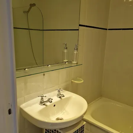 아파트 Ac In The Bedrooms, Near The River, Spacious 리스본